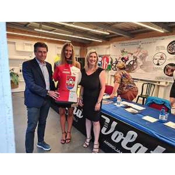 L'assessore Cristina Amirante alla presentazione della "6 Giorni Pordenone", la maglia biancorossa simbolo dell'importante evento del ciclismo internazionale - L'assessore Cristina Amirante alla presentazione della "6 Giorni Pordenone", la maglia biancorossa simbolo dell'importante evento del ciclismo internazionale