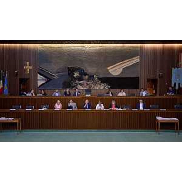 I banchi di Presdienza Cr e Giunta durante i lavori della I Commissione - I banchi di Presdienza Cr e Giunta durante i lavori della I Commissione