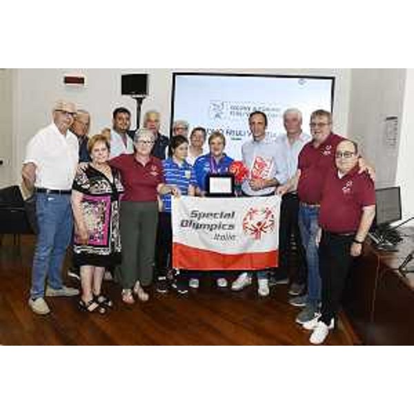 Il governatore Fedriga assieme alle delegazioni regionali di Special Olympics Italia e della Federazione italiana bocce - Il governatore Fedriga assieme alle delegazioni regionali di Special Olympics Italia e della Federazione italiana bocce