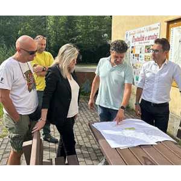 La verifica della viabilità da parte dell'assessore Fvg Cristina Amirante e del consigliere regionale Stefano Mazzolini (primo a destra) - La verifica della viabilità da parte dell'assessore Fvg Cristina Amirante e del consigliere regionale Stefano Mazzolini (primo a destra)