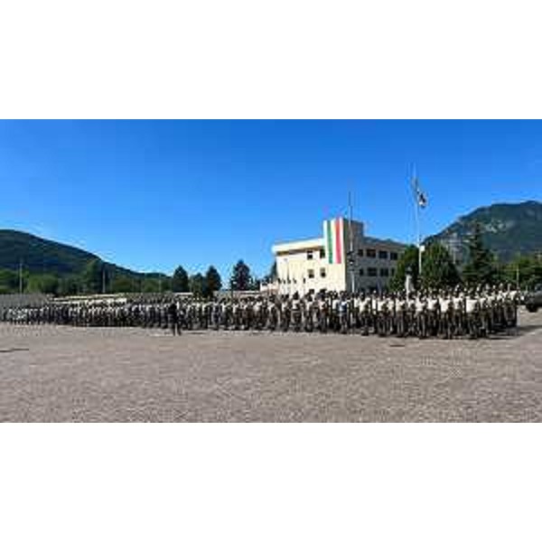 Il rischieramento degli alpini durante la cerimonia ufficiale del cambio di comando della Julia nella caserma Feruglio di Venzone, sede dell'Ottavo Reggimento Alpini - Il rischieramento degli alpini durante la cerimonia ufficiale del cambio di comando della Julia nella caserma Feruglio di Venzone, sede dell'Ottavo Reggimento Alpini