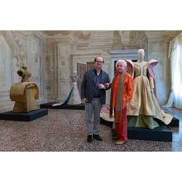 Il vicegovernatore Mario Anzil con lo stilista Roberto Capucci nei locali in cui è allestita la mostra a Villa Manin - Il vicegovernatore Mario Anzil con lo stilista Roberto Capucci nei locali in cui è allestita la mostra a Villa Manin