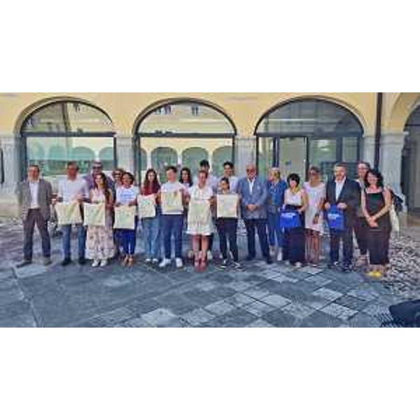 La foto di gruppo a Gorizia con gli studenti dell'Università di Udine: Diego Bernardis è il terzo da destra - La foto di gruppo a Gorizia con gli studenti dell'Università di Udine: Diego Bernardis è il terzo da destra