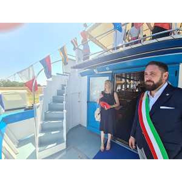 L'assessore regionale alle Infrastrutture e Trasporti Cristina Amirante, all'inaugurazione della linea marittima Aquileia-Grado sul battello Santa Maria gestito dall'Azienda provinciale trasporti (Apt). - L'assessore regionale alle Infrastrutture e Trasporti Cristina Amirante, all'inaugurazione della linea marittima Aquileia-Grado sul battello Santa Maria gestito dall'Azienda provinciale trasporti (Apt).
