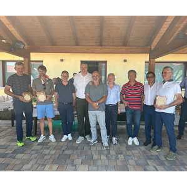 Il presidente del Consiglio regionale, Mauro Bordin, insieme alle aziende premiate - Il presidente del Consiglio regionale, Mauro Bordin, insieme alle aziende premiate 