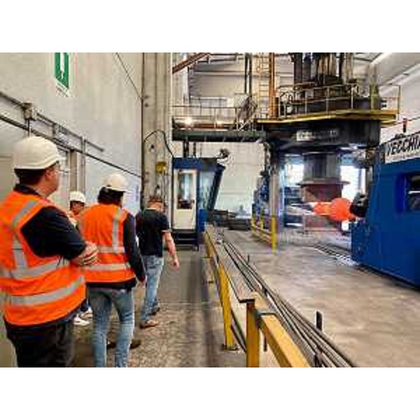 L'assessore regionale Sergio Emidio Bini nell'area del forni dell'azienda Cmf di Cormons - L'assessore regionale Sergio Emidio Bini nell'area del forni dell'azienda Cmf di Cormons