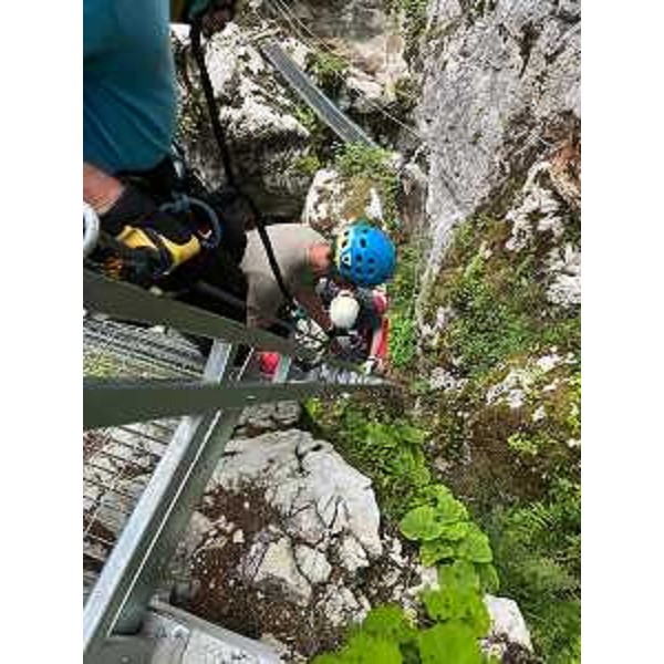 L'assessore regionale Pierpaolo Roberti percorre il sentiero attrezzato all'interno della gola dell'Acquatona - L'assessore regionale Pierpaolo Roberti percorre il sentiero attrezzato all'interno della gola dell'Acquatona