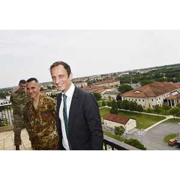 Il governatore Massimiliano Fedriga all'esterno della torre di controllo della Base aerea di Aviano - Il governatore Massimiliano Fedriga all'esterno della torre di controllo della Base aerea di Aviano