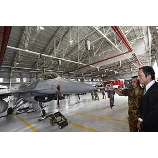 Il governatore del Fvg Massimiliano Fedriga all'interno di un hangar della base di Aviano - Il governatore del Fvg Massimiliano Fedriga all'interno di un hangar della base di Aviano 