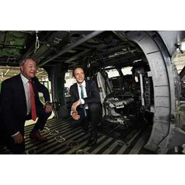 Il governatore del Fvg Massimiliano Fedriga con il console generale degli Usa a Milano Robert Needham all'interno di un elicottero - Il governatore del Fvg Massimiliano Fedriga con il console generale degli Usa a Milano Robert Needham all'interno di un elicottero