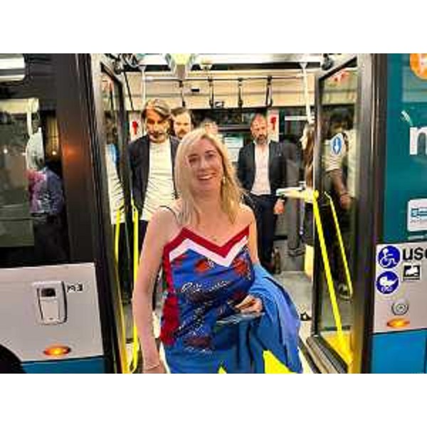 Lassessore regionale alle Infrastrutture e trasporti Cristina Amirante durante il viaggio inaugurale del nuovo servizio di autobus a chiamata di Tpl Fvg - Lassessore regionale alle Infrastrutture e trasporti Cristina Amirante durante il viaggio inaugurale del nuovo servizio di autobus a chiamata di Tpl Fvg