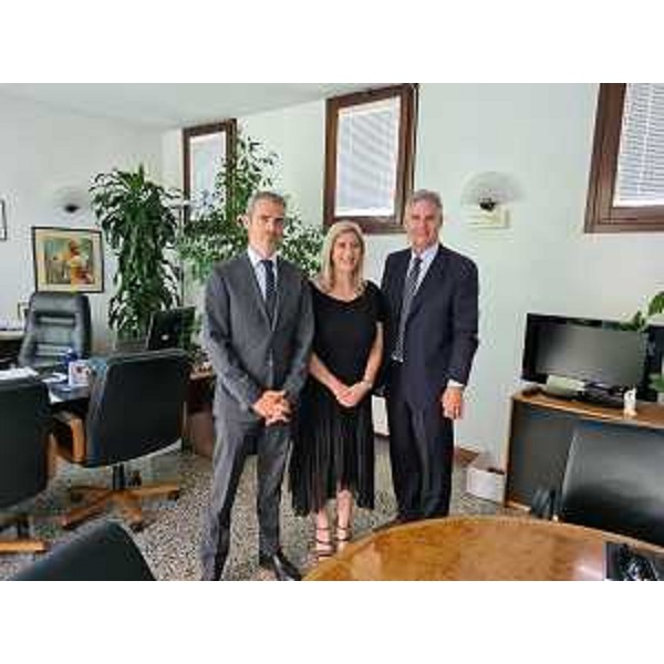 L'assessore Cristina Amirante, alla sua destra Peter Brownfeld, consigliere politico Us Army Vicenza; a sinistra dell'assessore Jon Stephens, consigliere politico del 31. Fighter Wing dela Base di Aviano - L'assessore Cristina Amirante, alla sua destra Peter Brownfeld, consigliere politico Us Army Vicenza; a sinistra dell'assessore Jon Stephens, consigliere politico del 31. Fighter Wing dela Base di Aviano