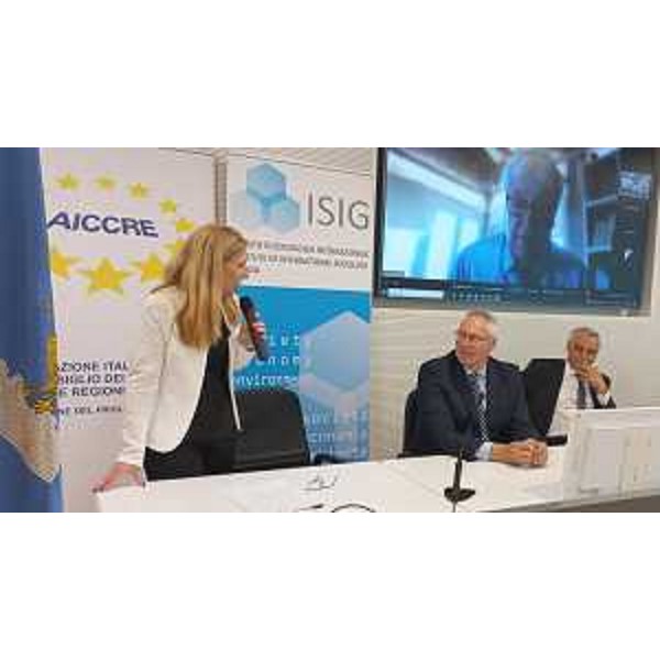 Da sinistra Silvia Caruso, segretaria generale di Aiccre Fvg, il presidente Bordin e Brussa. In videocollegamento il sindaco di Udine, Alberto Felice De Toni - Da sinistra Silvia Caruso, segretaria generale di Aiccre Fvg, il presidente Bordin e Brussa. In videocollegamento il sindaco di Udine, Alberto Felice De Toni