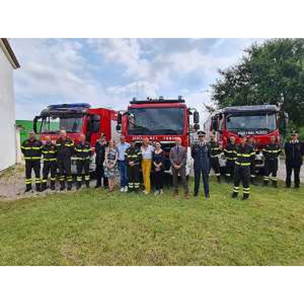 L'assessore Roberti (al centro) a Lignano Sabbiadoro per l'apertura del distaccamento stagionale permanente dei Vigili del fuoco - L'assessore Roberti (al centro) a Lignano Sabbiadoro per l'apertura del distaccamento stagionale permanente dei Vigili del fuoco