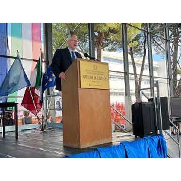 Il presidente del Cr Fvg, Mauro Bordin, sul palco del Malignani - Il presidente del Cr Fvg, Mauro Bordin, sul palco del Malignani