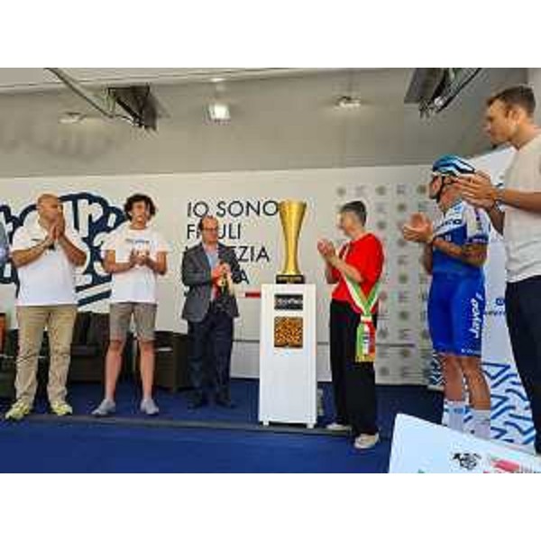 Il vicegovernatore del Friuli Venezia Giulia con delega allo Sport Mario Anzil al Meeting regionale Giovanissimi del Friuli Venezia Giulia a Buja - Il vicegovernatore del Friuli Venezia Giulia con delega allo Sport Mario Anzil al Meeting regionale Giovanissimi del Friuli Venezia Giulia a Buja