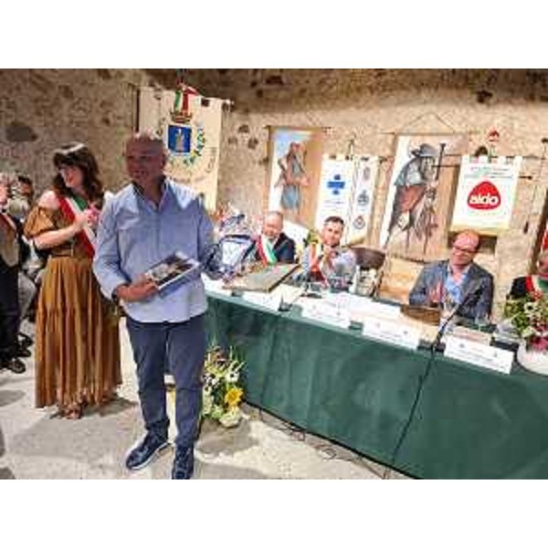 Il vicegovernatore Anzil con il premiato Giancarlo Lizzi - Il vicegovernatore Anzil con il premiato Giancarlo Lizzi