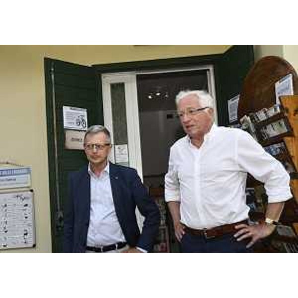 L'assessore Zannier con il sindaco di Grado, Claudio Kovatsch. - L'assessore Zannier con il sindaco di Grado, Claudio Kovatsch.