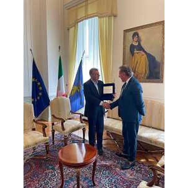 L'assessore regionale Fabio Scoccimarro (a destra nella foto) premia Alberto Cattaruzza - L'assessore regionale Fabio Scoccimarro (a destra nella foto) premia Alberto Cattaruzza