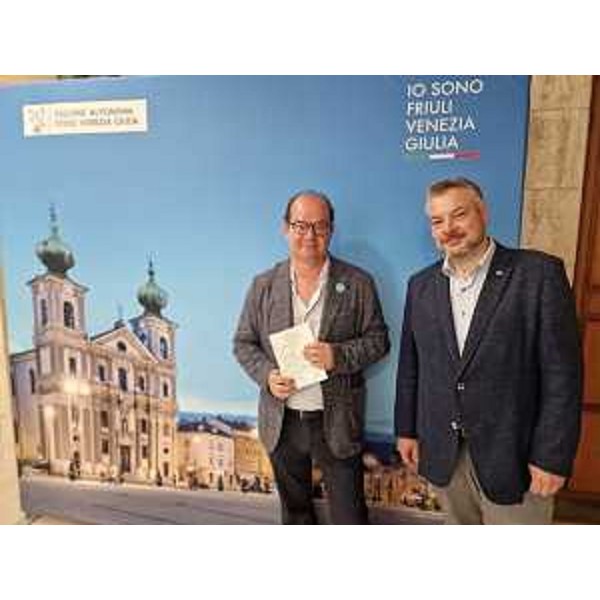 Il consigliere regionale Diego Bernardis (Fp) insieme a Mario Anzil, assessore regionale Cultura e Sport - Il consigliere regionale Diego Bernardis (Fp) insieme a Mario Anzil, assessore regionale Cultura e Sport