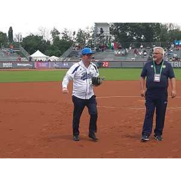 Il vicegovernatore Mario Anzil sul campo di softball a Buttrio - Il vicegovernatore Mario Anzil sul campo di softball a Buttrio