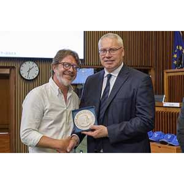 Il presidente dell'Asd Dinamo Gorizia, Tiziano Palumbo, riceve il sigillo del Consiglio regionale dal presidente dell'Aula, Mauro Bordin - Consiglio Regionale, ACON