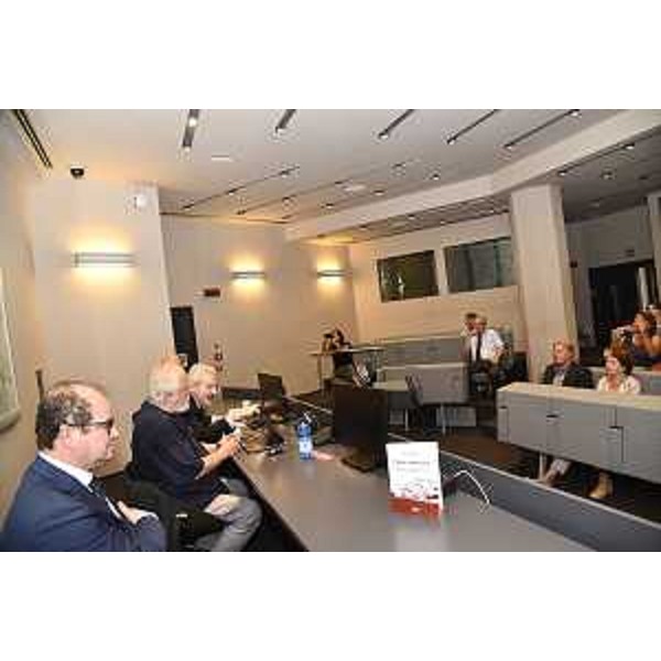 Una fase della presentazione del libro "L'isola infelice" nella sala Tessitori del palazzo del Consiglio regionale a Trieste - Una fase della presentazione del libro "L'isola infelice" nella sala Tessitori del palazzo del Consiglio regionale a Trieste