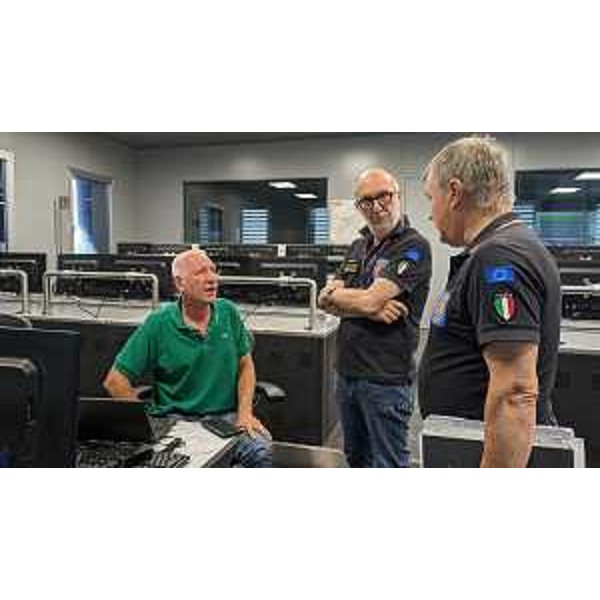 L'assessore regionale alla Protezione civile Riccardo Riccardi (al centro) affronta a Palmanova il tema delle utenze elettriche disalimentate con E- Distribuzione - L'assessore regionale alla Protezione civile Riccardo Riccardi (al centro) affronta a Palmanova il tema delle utenze elettriche disalimentate con E- Distribuzione