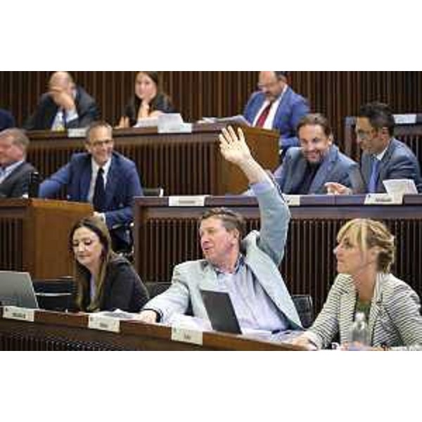 Il leghista Alberto Budai tra le colleghe Maddalena Spagnolo e Lucia Buna - Consiglio Regionale, ACON