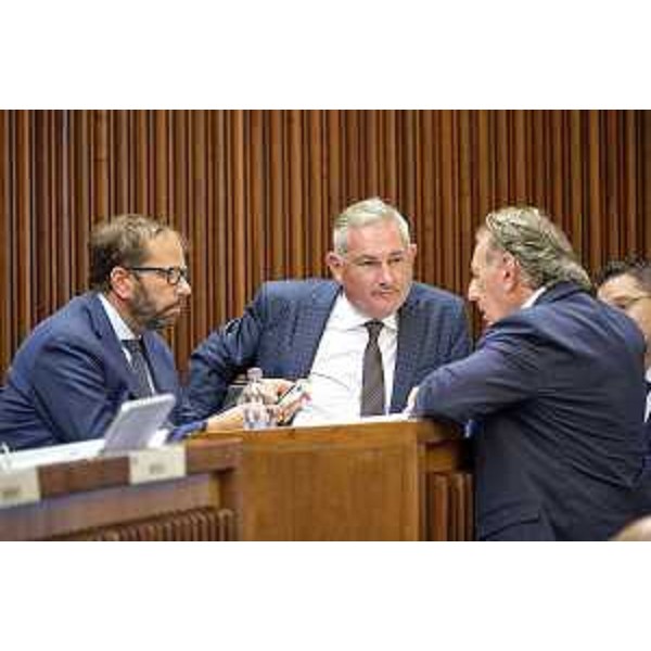 L'assessore Fvg a Difesa dell'ambiente ed Energia, Fabio Scoccimarro (a dx), a colloquio con i colleghi di Fdi, Claudio Giacomelli e Alessandro Basso - Consiglio Regionale, ACON