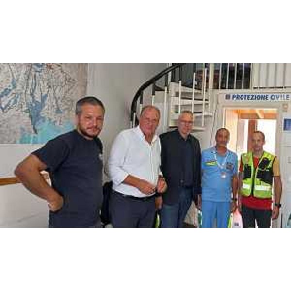 Nella sede della Protezione civile a Mortegliano: da sinistra il vicesindaco Paolo Fabris, il sindaco Roberto Zuliani, il presidente Bordin e i responsabili di Protezione civile e Soccorso alpino - Nella sede della Protezione civile a Mortegliano: da sinistra il vicesindaco Paolo Fabris, il sindaco Roberto Zuliani, il presidente Bordin e i responsabili di Protezione civile e Soccorso alpino