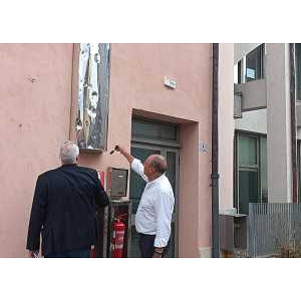 Il sindaco Zuliani mostra al presidente Bordin i segni della grandine sul retro del palazzo municipale - Il sindaco Zuliani mostra al presidente Bordin i segni della grandine sul retro del palazzo municipale