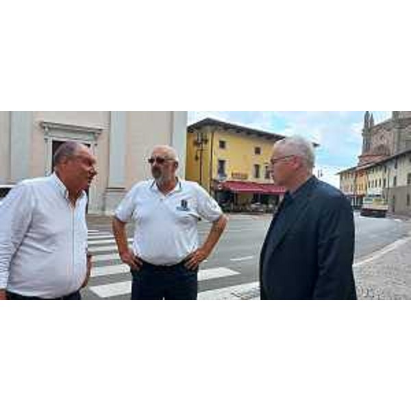 Da destra il presidente Bordin, il comandante della Polizia municipale di Mortegliano, Piergiuseppe Gallo, e il sindaco Zuliani - Da destra il presidente Bordin, il comandante della Polizia municipale di Mortegliano, Piergiuseppe Gallo, e il sindaco Zuliani