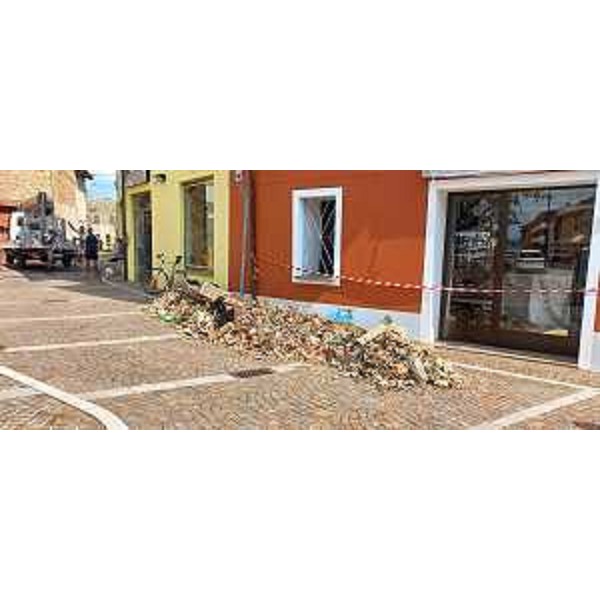 Tegole ammucchiate nelle strade del centro di Mortegliano - Tegole ammucchiate nelle strade del centro di Mortegliano