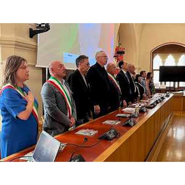 Le autorità durante l'esecuzione dell'inno di Mameli - Le autorità durante l'esecuzione dell'inno di Mameli