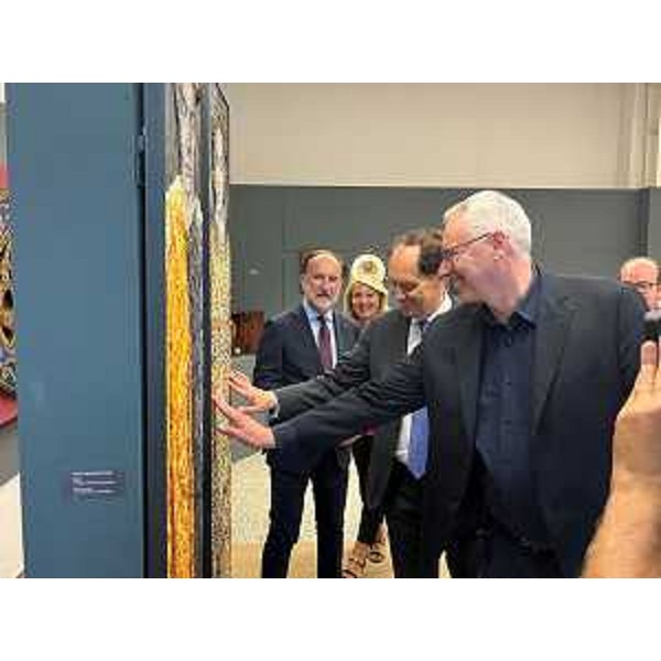 Il presidente del Cr Fvg, Mauro Bordin, ammira un'opera con il ministro Luca Ciriani - Il presidente del Cr Fvg, Mauro Bordin, ammira un'opera con il ministro Luca Ciriani