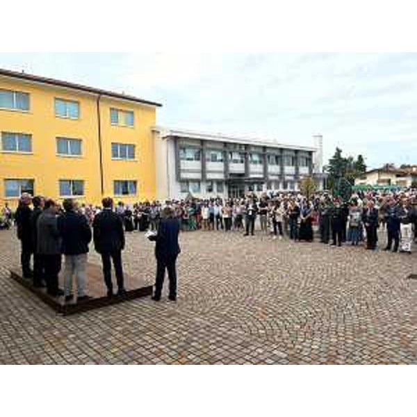Gli interventi delle autorità nel piazzale della della Scuola Mosaicisti del Friuli a Spilimbergo - Gli interventi delle autorità nel piazzale della della Scuola Mosaicisti del Friuli a Spilimbergo