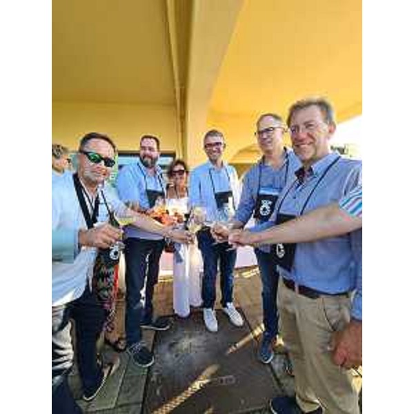 Il brindisi con un calice di malvasia a Porto San Rocco - Il brindisi con un calice di malvasia a Porto San Rocco