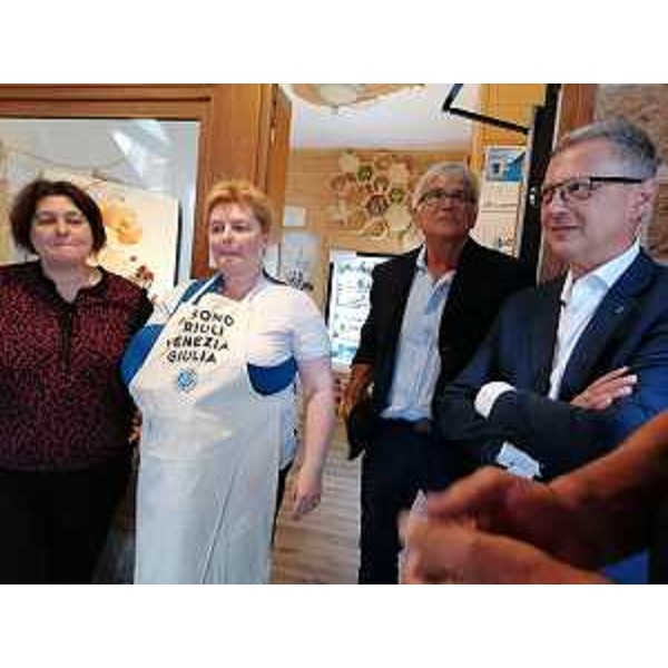 L'assessore regionale Stefano Zannier, con i gestori del punto vendita, interviene a Erto all'apertura del negozio automatizzato di prodotti "Io sono Fvg" - L'assessore regionale Stefano Zannier, con i gestori del punto vendita, interviene a Erto all'apertura del negozio automatizzato di prodotti "Io sono Fvg"