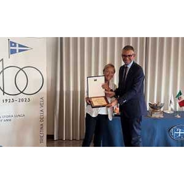 L'assessore Roberti consegna alla presidente della Società Triestina della Vela Marina Simoni una targa per i primi cento anni di attività del sodalizio sportivo. - L'assessore Roberti consegna alla presidente della Società Triestina della Vela Marina Simoni una targa per i primi cento anni di attività del sodalizio sportivo.