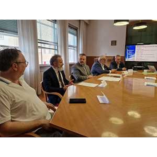 Un altro momento dell'incontro: Bernardis è il terzo da sinistra, a fianco del sindaco di Gorizia, Rodolfo Ziberna - Un altro momento dell'incontro: Bernardis è il terzo da sinistra, a fianco del sindaco di Gorizia, Rodolfo Ziberna