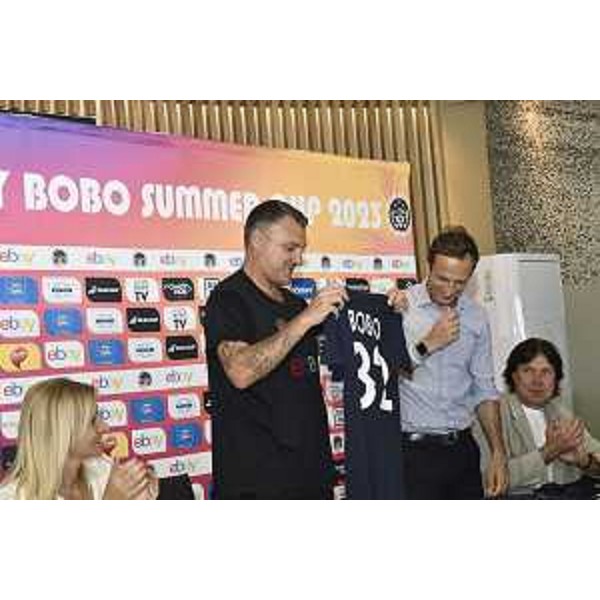 Fedriga consegna la maglia "Io sono Fvg" con il numero 32 a Bobo Vieri - Fedriga consegna la maglia "Io sono Fvg" con il numero 32 a Bobo Vieri
