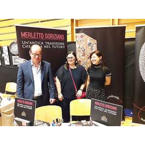 Il vicegovernatore Anzil insieme alle maestre merlettaie della Scuola di Gorizia allo stand dell'Erpac. - Il vicegovernatore Anzil insieme alle maestre merlettaie della Scuola di Gorizia allo stand dell'Erpac.
