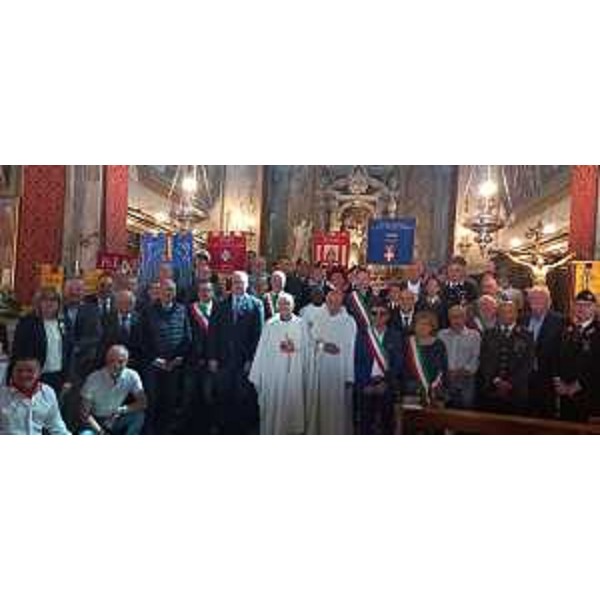 La foto di gruppo al termine della messa in memoria delle vittime di Marcinelle - La foto di gruppo al termine della messa in memoria delle vittime di Marcinelle