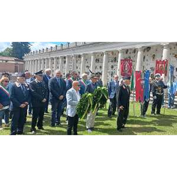 Un momento della cerimonia nel cimitero di Ronchis - Un momento della cerimonia nel cimitero di Ronchis