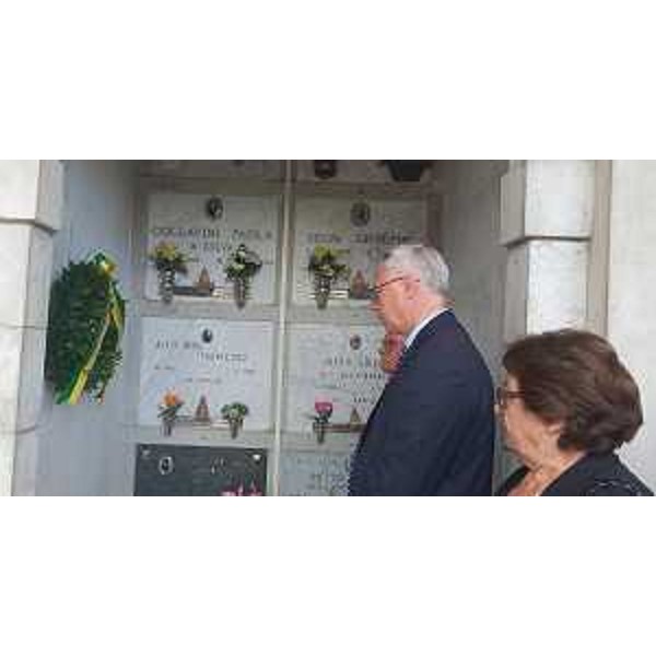 L'omaggio di Bordin alla tomba del minatore: accanto al presidente, i figli di Ruggero Castellani - L'omaggio di Bordin alla tomba del minatore: accanto al presidente, i figli di Ruggero Castellani