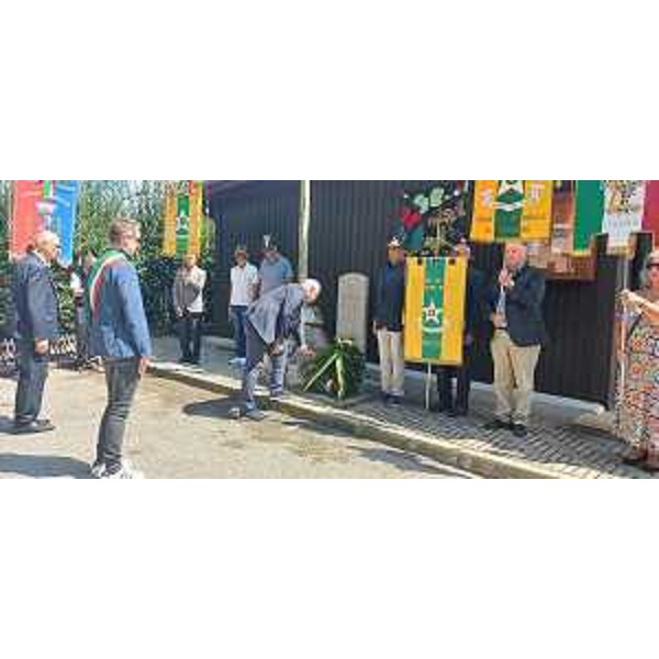 Un altro momento della cerimonia davanti al monumento ai caduti sul lavoro - Un altro momento della cerimonia davanti al monumento ai caduti sul lavoro