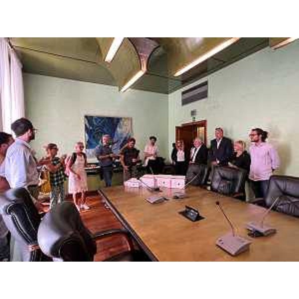 I consiglieri regionali Enrico Bullian (Patto-Civica), Furio Honsell (Open), Laura Fasiolo e Roberto Cosolini (Pd) assistono alla consegna delle firme - I consiglieri regionali Enrico Bullian (Patto-Civica), Furio Honsell (Open), Laura Fasiolo e Roberto Cosolini (Pd) assistono alla consegna delle firme