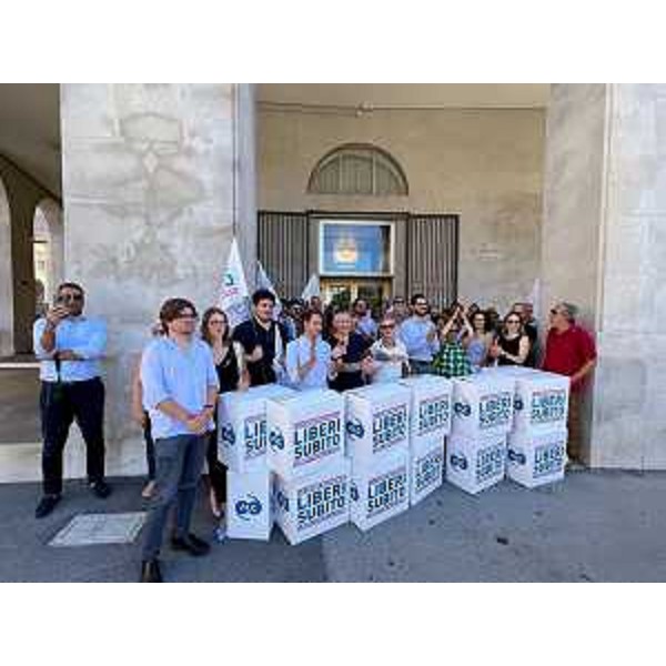 Foto di gruppo in piazza Oberdan a Trieste per i promotori della campagna Liberi subito, insieme ai consiglieri regionali intervenuti - Foto di gruppo in piazza Oberdan a Trieste per i promotori della campagna Liberi subito, insieme ai consiglieri regionali intervenuti