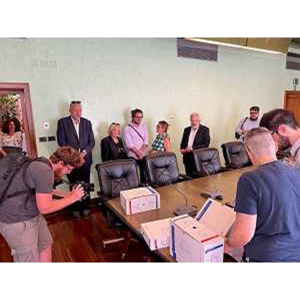 I consiglieri regionali Enrico Bullian (Patto-Civica), Furio Honsell (Open), Laura Fasiolo e Roberto Cosolini (Pd) nella sala Verde del palazzo consiliare mentre seguono la consegna delle firme - I consiglieri regionali Enrico Bullian (Patto-Civica), Furio Honsell (Open), Laura Fasiolo e Roberto Cosolini (Pd) nella sala Verde del palazzo consiliare mentre seguono la consegna delle firme